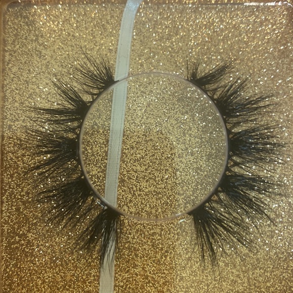 Lashes - Picture 8 of 16